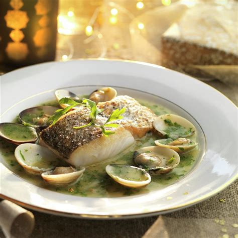 Plato de merluza en salsa verde con almejas