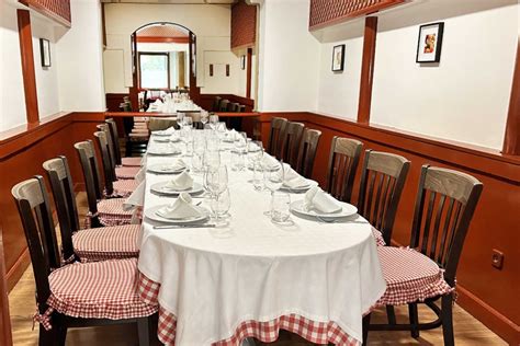 Interior del restaurante El Puchero con mesas y manteles de cuadros