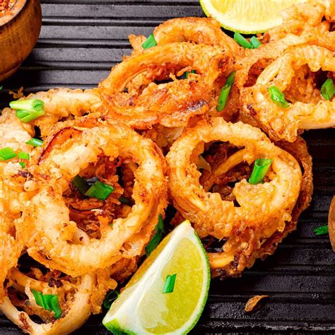 Chocos fritos recién hechos en un plato con limón