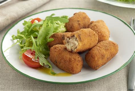 plato de croquetas de setas recién hechas