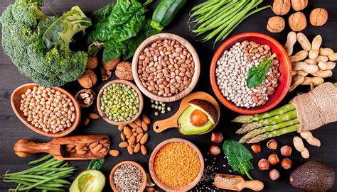 Variedad de legumbres y vegetales como fuente de proteínas