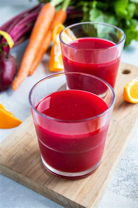 Zumo fresco de remolacha, zanahoria y naranja en un vaso de cristal