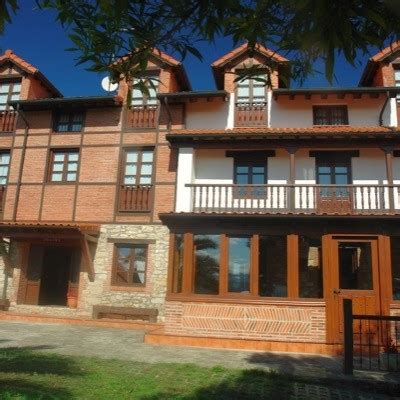 Fachada de la Posada La Cabaña de Salmón con elementos de piedra y madera