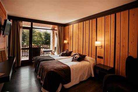 Habitación rústica con vistas y cama doble en la Posada