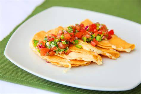 Tortilla con quesillo recién hecha con chismol