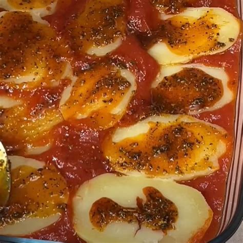 Huevos gratinados con tomate y patatas