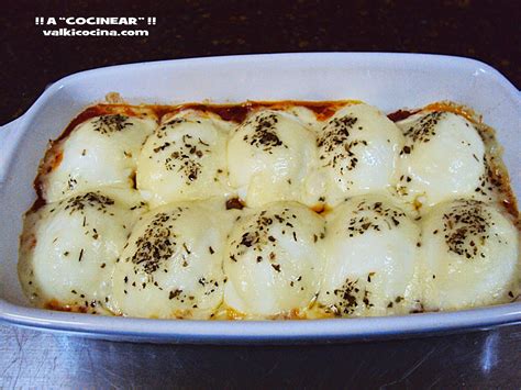 Huevos gratinados con queso derretido