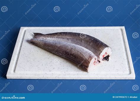 Merluza blanca sobre fondo azul