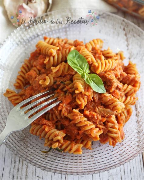 Pasta con atún y salsa de tomate