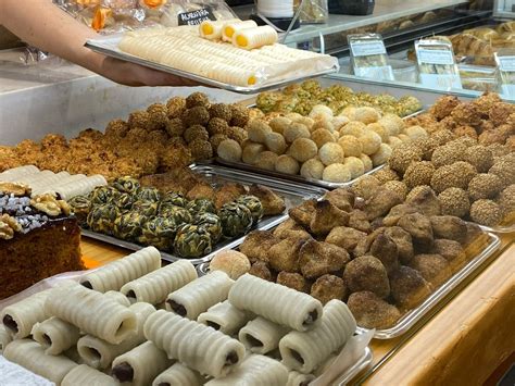 Exposición de dulces y bollería en Dulces Santo Tomás