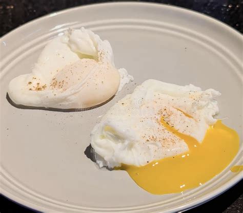 Huevos pochados en un plato