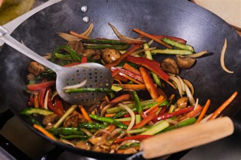 Chef salteando vegetales en un wok