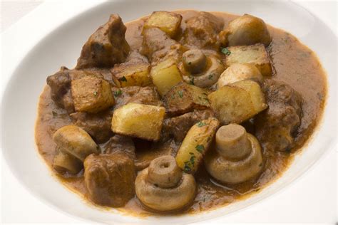 Guiso tradicional de ternera y champiñones
