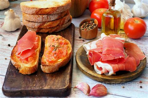 Infografía nutricional de una tostada con jamón y tomate