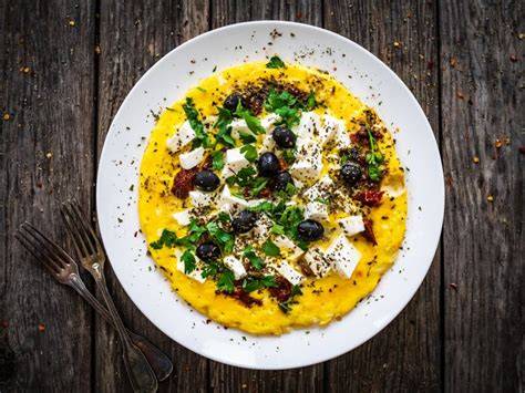 Huevos revueltos con queso feta y aceitunas
