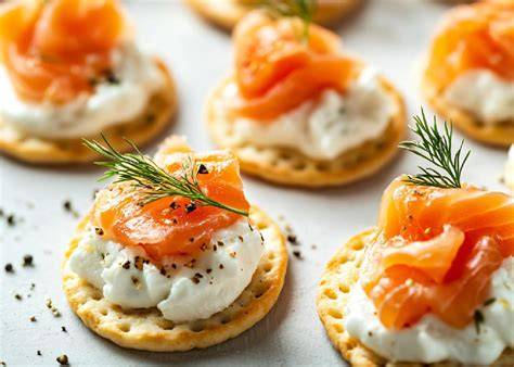 Canapés variados con salmón y queso crema