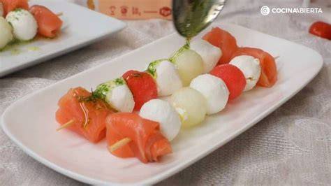 Brochetas de salmón, melón y pepino