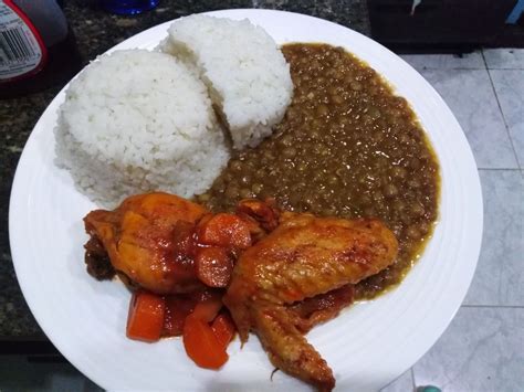 Arroz con lentejas, pollo y especias exóticas