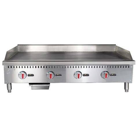 Preparación de alimentos variados en una plancha de gas