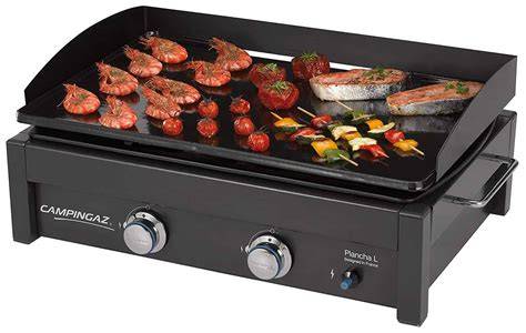 Una plancha de gas llena de deliciosas comidas preparadas
