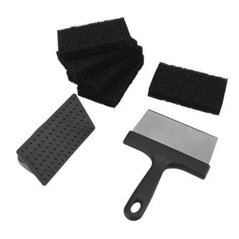 Productos y herramientas para la limpieza de planchas de cocina