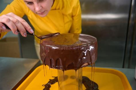 Pastelero elaborando ganache