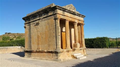 Mausoleo Romano de Lucio Emilio Lupo en Fabara