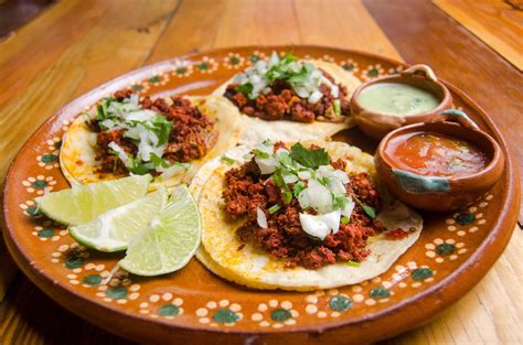 Variedad de tacos y enchiladas