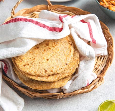 Tortillas de maíz con rellenos navideños