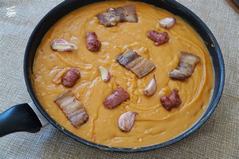 Gachas manchegas con torreznos