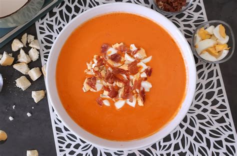 Salmorejo servido con guarnición