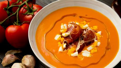 Tomates maduros, ingrediente clave del salmorejo