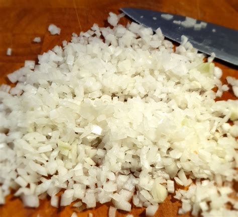Cebolla picada pochándose en la cazuela