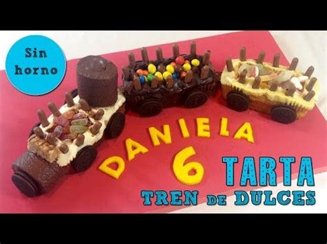 Tarta de cumpleaños con forma de tren de colores