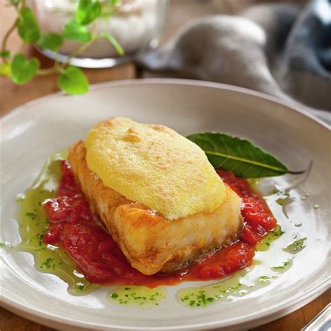 Plato de bacalao con muselina de pimientos recién preparado
