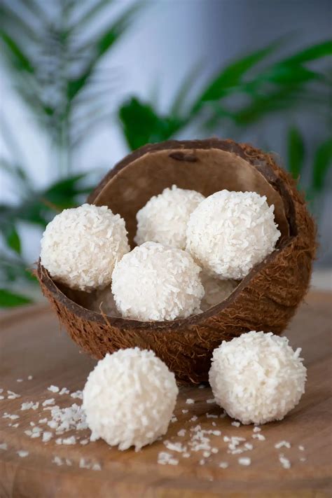 deliciosas bolitas de coco listas para servir
