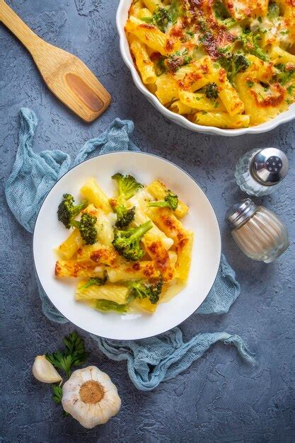 Pasta rellena de alcachofa y brócoli gratinada