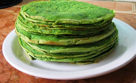 Ingredientes frescos para la masa de panqueques verdes