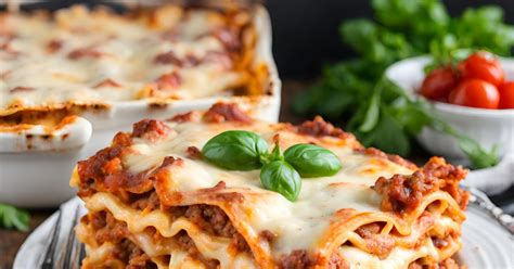 Esquema de las capas de pasta, bechamel y queso para gratinar
