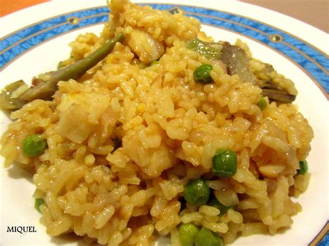 Plato de arroz con bacalao y alcachofas recién cocinado