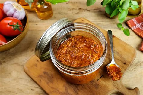 Ingredientes frescos para preparar pesto de tomate seco