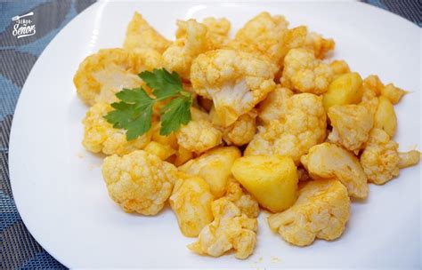 Plato de coliflor y patatas hervidas con aceite y especias