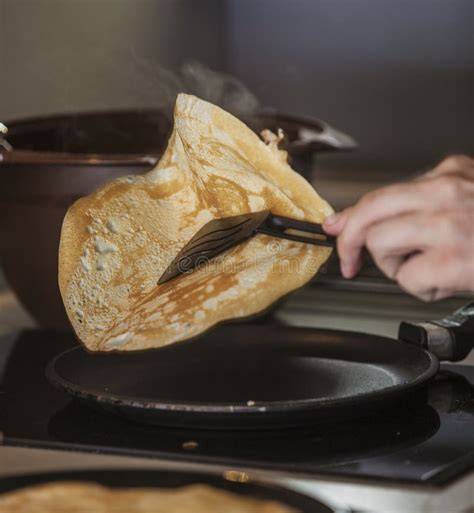 Cocinar crepes en una sartén