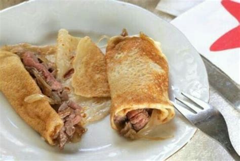 Crepes rellenos de solomillo y cebolla caramelizada