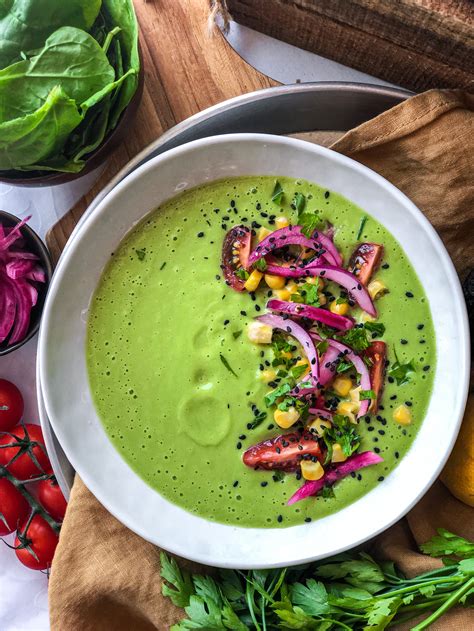 Tazón de gazpacho de aguacate decorado con aceite y semillas