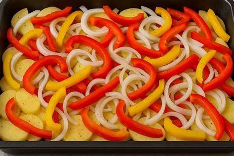 Bandeja de horno con pimientos y verduras preparadas