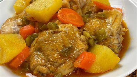 plato de pollo guisado con patatas y zanahorias
