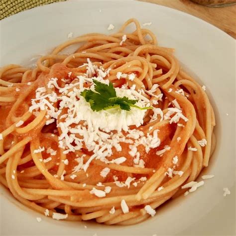 plato de espaguetis con salsa de queso recién servido