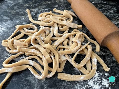 Proceso de corte de fideos caseros sin gluten
