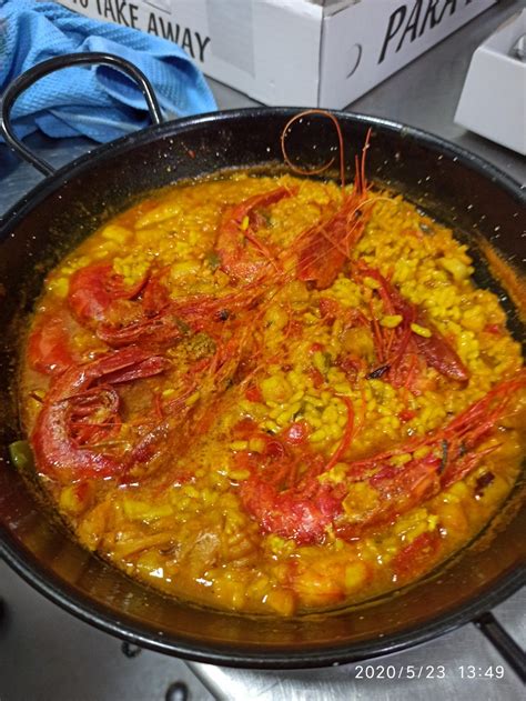 Arroz caldoso con carabineros servido en paella